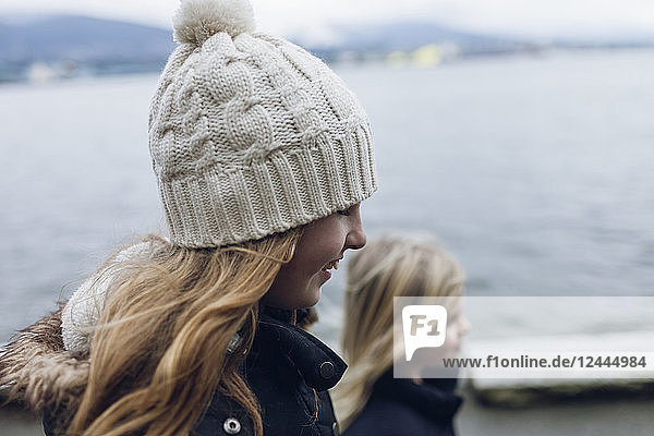 Zwei junge Mädchen gehen auf der Uferpromenade spazieren; Vancouver  British Columbia  Kanada
