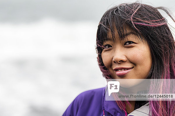 Nahaufnahme eines Porträts einer philippinischen Frau mit rosa gefärbtem Haar  Island