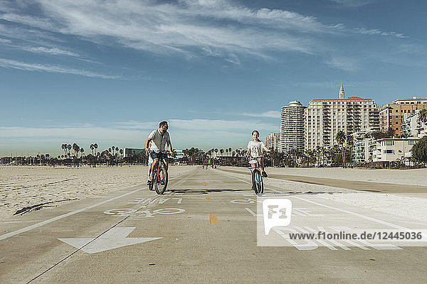 Vater und Tochter beim Fahrradfahren in Long Beach; Long Beach  Kalifornien  Vereinigte Staaten von Amerika