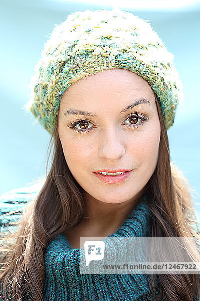 Porträt einer jungen Frau mit Wollmütze