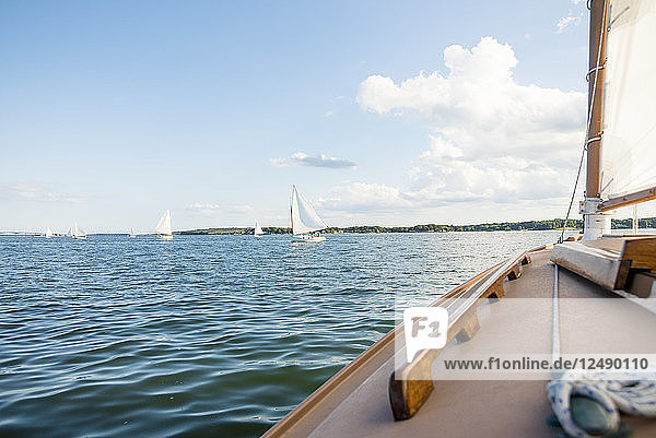 Klassische hölzerne Katboote segeln an einem Sommernachmittag auf der Narragansett Bay