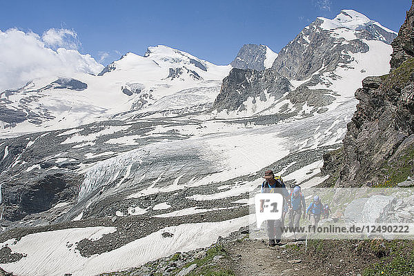 Alpinist kurz vor der Ankunft in der Britanniahütte oberhalb von Saas Fee