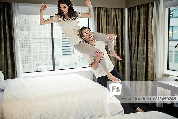 Ein junges süßes Paar spielt in einem Dallas Hotelzimmer