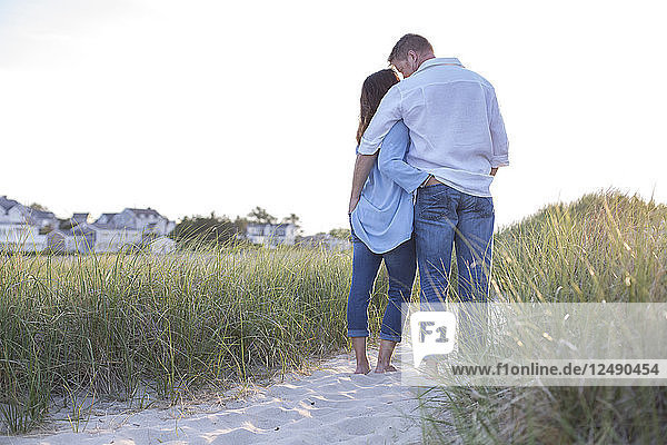 Ein Paar wird an einem Strand in Cape Cod fotografiert.