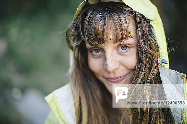 Porträt einer lächelnden Frau in einer regnerischen Jacke