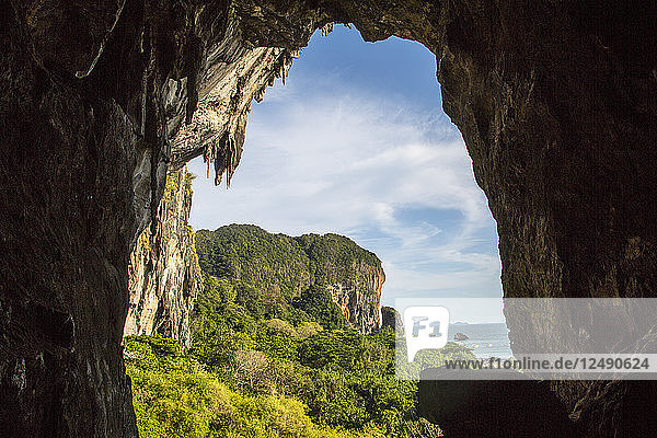 Blick auf den Strand von Phra Nang aus der Höhle von Thailand