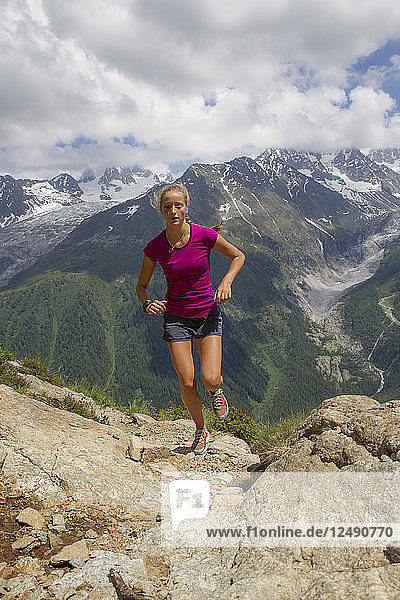 Mädchen läuft bergauf im Chamonix-Tal