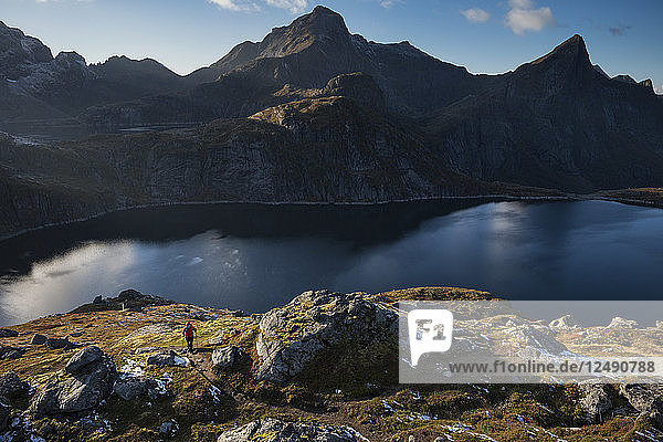 Wanderin auf dem Weg nahe der Munkebu-Hütte mit Hermannsdalstind im Hintergrund  Moskenes??y  Lofoten  Norwegen