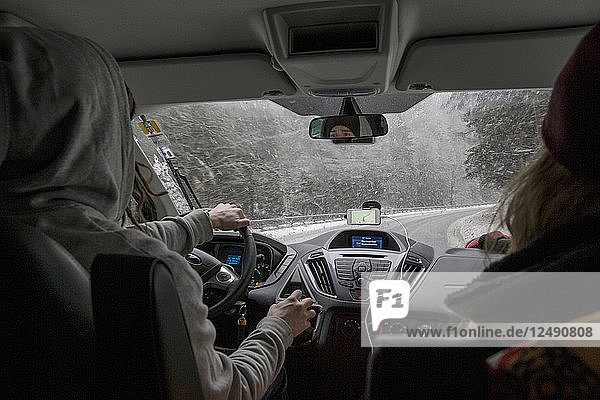 Mann und Frau schauen durch die Windschutzscheibe eines Autos während einer Reise durch Osteuropa