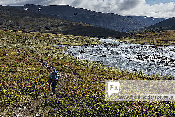 Wanderer auf dem Weg durch das Tj?§ktjavagge südlich der Singi-Hütte  Kungsleden-Weg  Lappland  Schweden