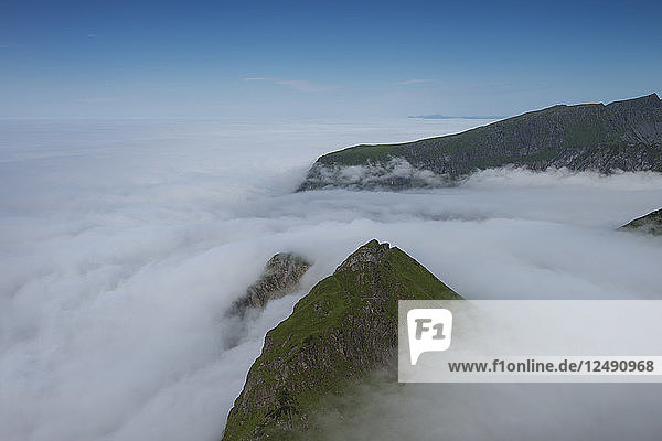 Über dem Nebel auftauchende Bergspitzen bei Unstad  Vest?-g??y  Lofoten-Inseln  Norwegen