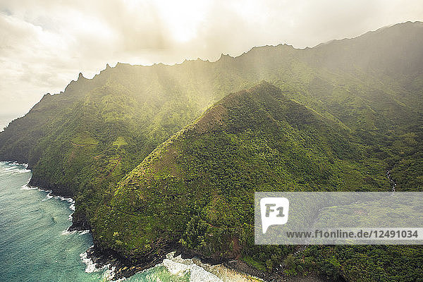 Ozean Nebel und Wolken sitzen in den Bergen von Kauai  Hawaii