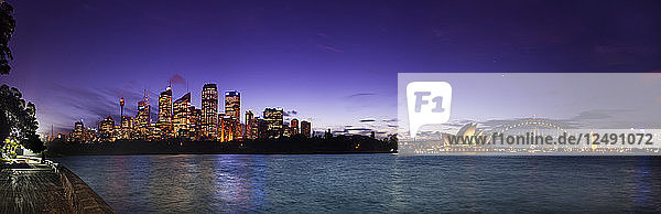 Beleuchtete Sydney Harbor Bridge und Opernhaus von Frau Macquaries Stuhl