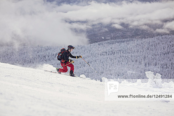 Ein Skitourengeher fährt auf den Schneefeldern am Burnt Mountain in Maine.