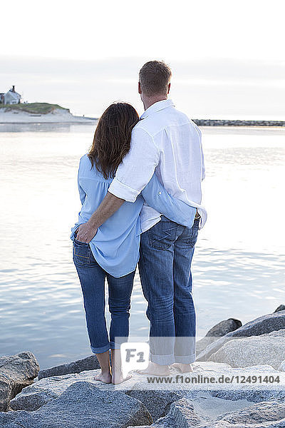 Ein Paar wird an einem Strand in Cape Cod fotografiert.