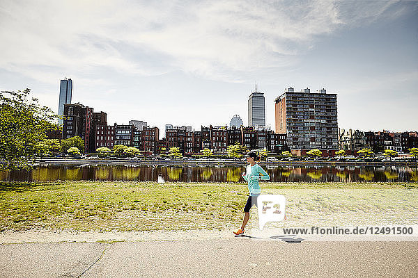 Eine Frau läuft entlang der Esplanade in der Nähe des Charles River in Boston