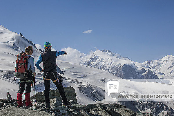 Wanderführer zeigt die Berge während einer Wanderung