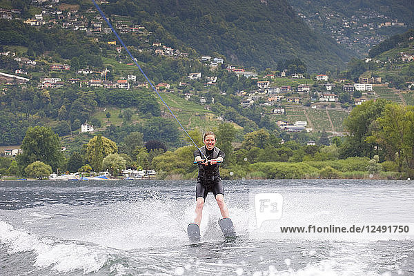 Eine lächelnde Frau beim Wasserskifahren auf dem Lago Maggiore  Kanton Tessin