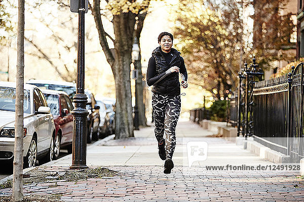 Sportler Frau läuft auf der Straße in Boston