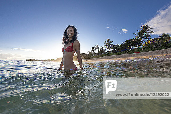 Junge Frau genießt das klare tropische Wasser von Oahu  Hawaii