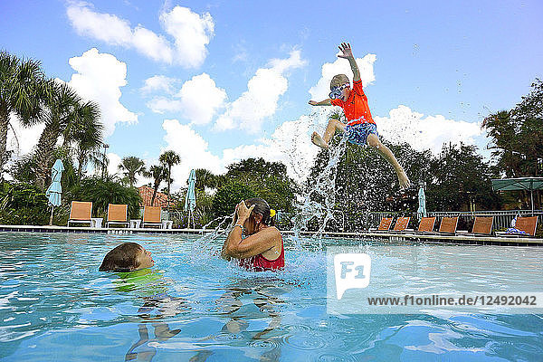 Kinder haben Spaß in einem Schwimmbad in Florida