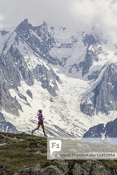 Mädchen-Trailrunning in Chamonix rund um den Chesery-See