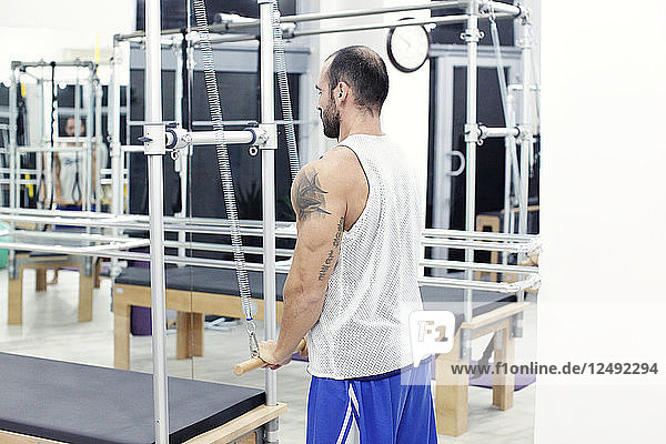Muskulöser Mann beim Training im Fitnessstudio. Istanbul Türkei