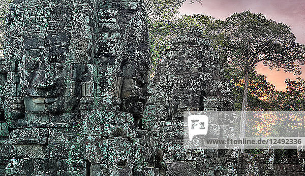 Der Bayon (Prasat Bayon) ist ein bekannter und reich verzierter Khmer-Tempel in Angkor in Kambodscha. Der Bayon wurde im späten 12. oder frühen 13. Jahrhundert als offizieller Staatstempel des mahayana-buddhistischen Königs Jayavarman VII. erbaut und steht im Zentrum von Jayavarmans Hauptstadt  Angkor Thom. Nach Jayavarmans Tod wurde er von späteren hinduistischen und theravada-buddhistischen Königen nach ihren eigenen religiösen Vorstellungen verändert und erweitert.