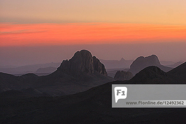 Sonnenuntergang von der Einsiedelei von Pater Charles de Foucauld aus gesehen. Algerien  Sahara  Hoggar (Ahaggar-Gebirge)  Tamanrasset