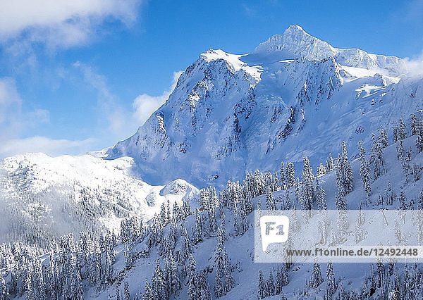 Mount Shuksan im Norden Washingtons mit Schnee bedeckt