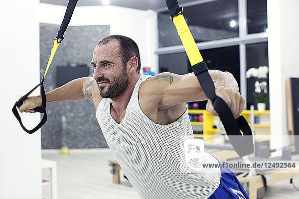 Muskulöser Mann beim Training im Fitnessstudio. Istanbul Türkei