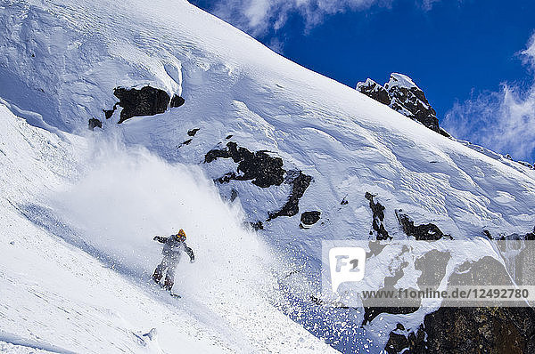Ein Snowboarder zerschneidet Pulverschnee im Hinterland des Cerro Catedral in Argentinien