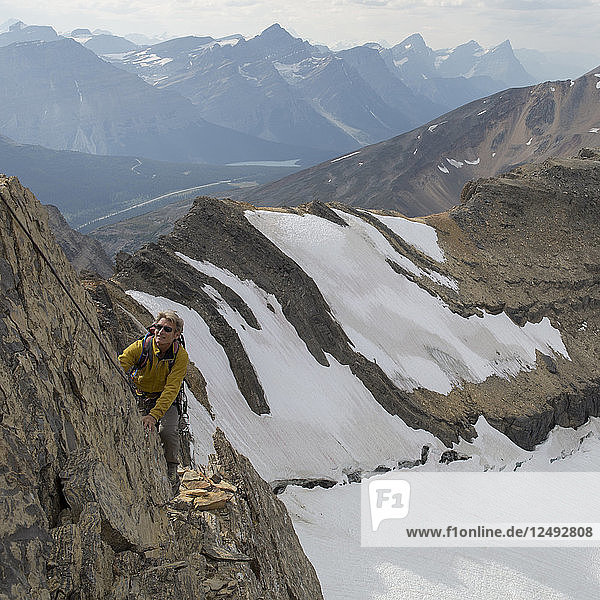 Bergsteiger erklimmt Grat über Gletscher