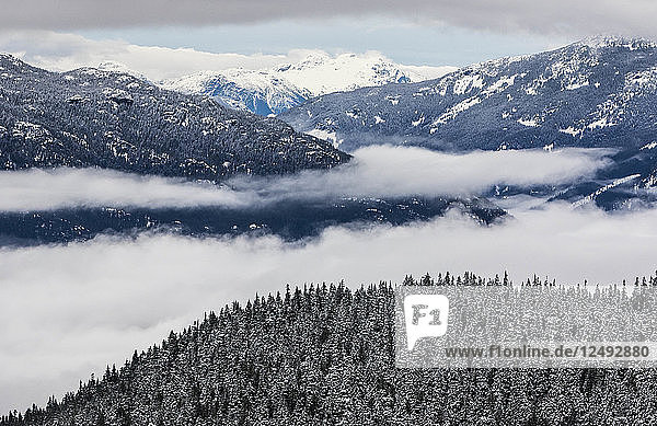 Wolken ziehen durch das Whistler Valley in British Columbia