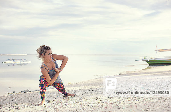 Schönes Mädchen am Strand macht Yoga. Indonesien Gili Insel