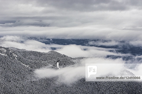 Wolken ziehen durch das Whistler Valley an einem kalten Wintertag in British Columbia