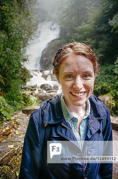 Frau am Tork-Wasserfall im Killarney-Nationalpark.