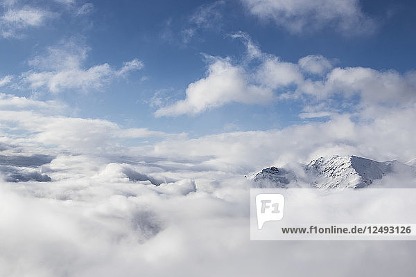 Der Gipfel eines schneebedeckten Berges ragt über die Wolken in Bariloche  Argentinien  USA