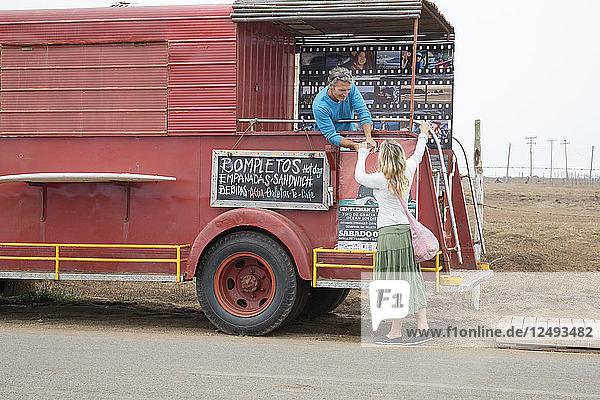 Mann verkauft Empanadas an Reisende aus einem Lieferwagen