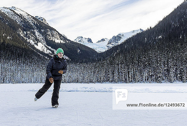 Mädchen beim Schlittschuhlaufen auf dem Joffre Lake in British Columbia