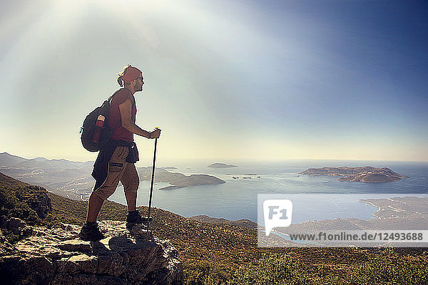 Männlicher Wanderer mit Blick auf die Aussicht vom Berg in Antalya Türkei