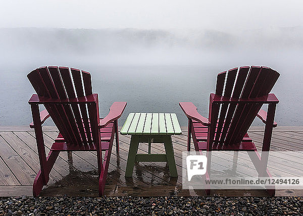 Zwei Adirondack Stühle auf Dock in Skaneateles See
