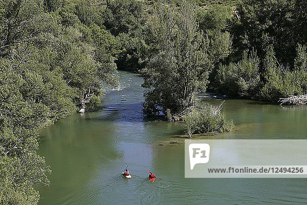 Zwei Kajakfahrer erkunden den Fluss Salazar in Navarra