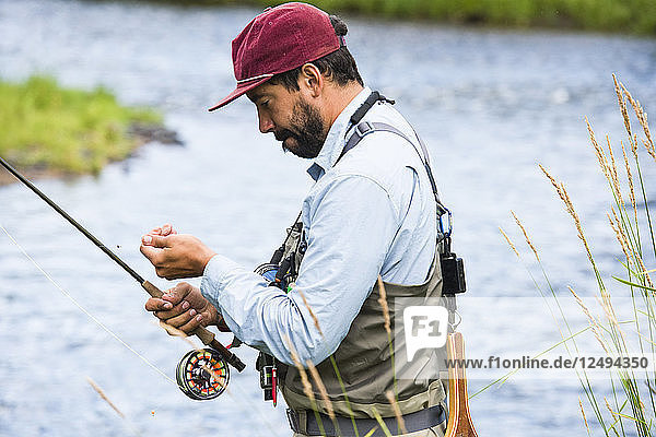 Angler bei der Vorbereitung zum Fliegenfischen am Yampa River  Colorado