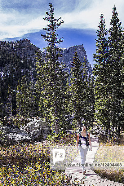 Junge Frau beim Wandern durch den Rocky Mountain National Park  Colorado