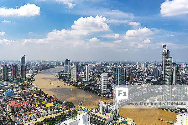Die Skyline von Bangkok mit dem Fluss Chao Phraya
