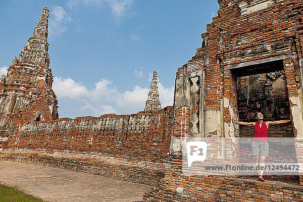 Frau bei der Erkundung des alten Tempels Wat Chaiwatthanaram in Ayutthaya