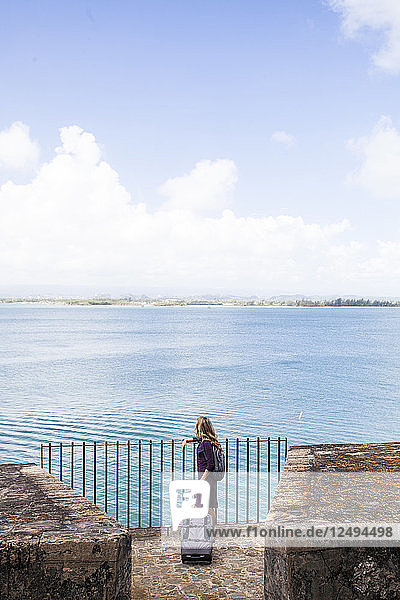 Frau mit ihrem Gepäck Blick über den Ozean in Old San Juan  Puerto Rico
