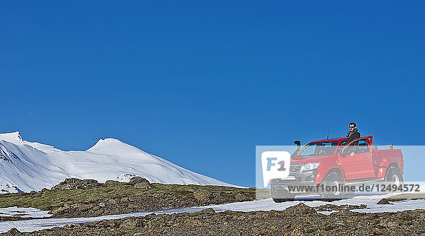 Individueller isländischer 4x4 Pick-up auf dem Weg zum Skalafellsjokull-Gletscher  der ein Teil des Vatnajokull-Gletschers ist - dem größten Gletscher in Europa