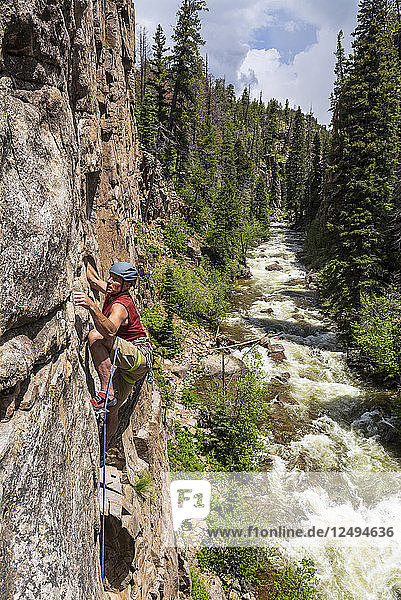 Ein Mann beim Klettern an einer Granitwand oberhalb von Lemon Creek  Durango  Colorado